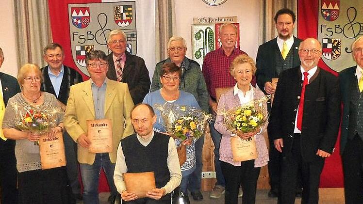 Beim Ehrungsabend des Gesangvereins "1861" Weißenbrunn wurden Mitglieder für 40- und 25-jährige Mitgliedschaft ausgezeichnet. Im Bild Horst Vießmann (vorne, Mitte) und dahinter (von links) stellvertretender Vorsitzender Gerhard Pohl, Margit Redwitz, Reinhold Ultsch, Ulrich Biedermann, Werner Krauß, Gabriele Bauer, Werner Zens, Reinhard Klingohr, Waltraud Kamitz, Thomas Moser, Bürgermeister Egon Herrmann und Vorsitzender Willi Wich.
