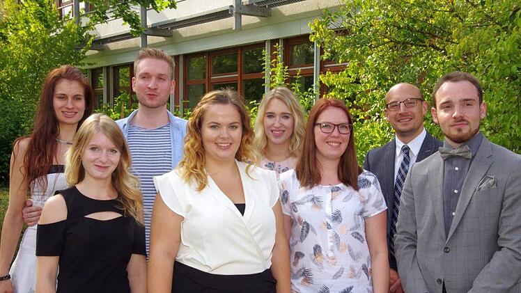 Staatlich geprüften Hotelbetriebswirte: Lisa Jonas, Jasmin Walter, Tobias Pekarek, Ina Benkert, Larissa Bauer, Svenja Schmitt, Oberstudienrat Fabian Wahler und Maurice Then.