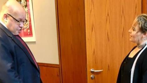 Der Minister versteht was von Kunst. Foto: Matthias Engel