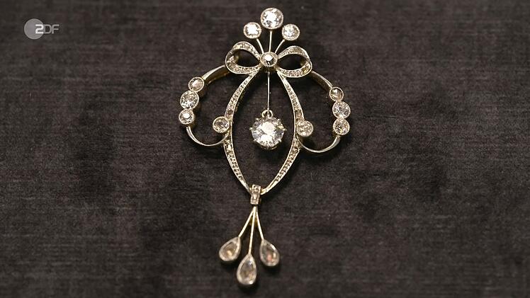 Als weiteres Objekt der Sendung datierte Wendela Horz einen Anhänger, der auch als Brosche nutzbar ist, zwischen 1900 und 1910. Für den Schmuck aus 585er Gold mit Diamanten lag der Wunschpreis bei 2.500 Euro. Horz schätzte 2.000 Euro und Händlerin Elisabeth Nüdling zahlte 1.700 Euro.