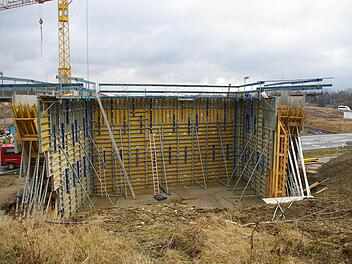Im Herbst diesen Jahres soll die Brücke fertig gestellt sein. Im April 2014 soll der Verkehr fließen. Fotos: Tom Müller
