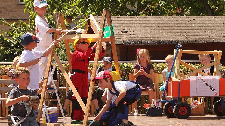 Fleißige Handwerker richten die "Schesengarage" auf. Foto: gg