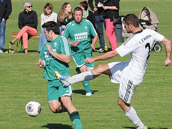 Das "lange Bein" des Westheimers Patrick Buberl (rechts) lässt den Untererthaler Marvin Kröckel in Deckung gehen, beobachtet vom Teamkollegen Sven Röthlein.  Foto: ssp