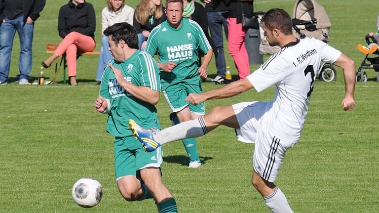 Das "lange Bein" des Westheimers Patrick Buberl (rechts) lässt den Untererthaler Marvin Kröckel in Deckung gehen, beobachtet vom Teamkollegen Sven Röthlein.  Foto: ssp