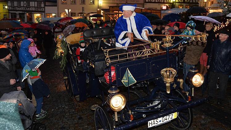 Dichtes Gedränge um die Kutsche