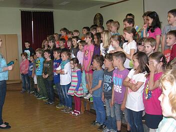 Die zweiten Klassen bei ihrem Auftritt. Foto: Grundschule