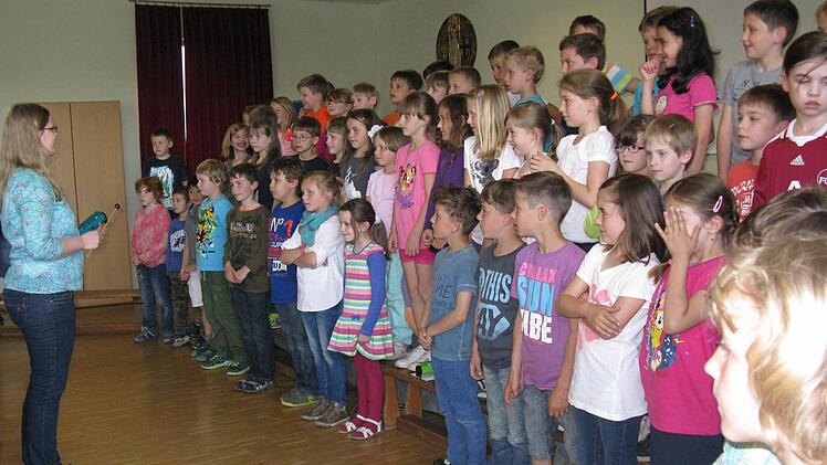 Die zweiten Klassen bei ihrem Auftritt. Foto: Grundschule