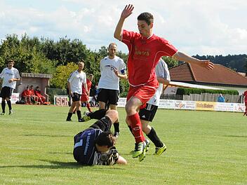 Fest im Griff: Albertshausens Keeper Eric Jahn sichert den Ball vor Steffen Gerlach (TSV Oberthulba).  Foto: Hopf