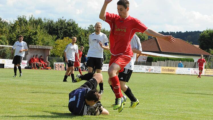 Fest im Griff: Albertshausens Keeper Eric Jahn sichert den Ball vor Steffen Gerlach (TSV Oberthulba).  Foto: Hopf
