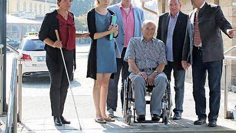 Emmi Zeulner (Zweite von links) sah sich im Sommer vor Ort um: Für Georg Meißner (im Rollstuhl), den Behindertenbeauftragten der Stadt Lichtenfels, geht es am Bad Staffelsteiner Bahnhof an der Unterführung zu Gleis 2 nicht weiter. Er schaute sich mit (von links) Irmgard Badura, Hans-Josef Stich, Walter Mackert und Jürgen Kohmann am Bahnhof um. Auch hier hofft die CSU-Bundestagsabgeordnete, bald eine Lösung präsentieren zu können. Archivbild: Thomas Heuchling