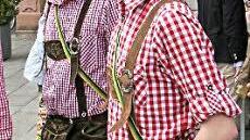 die Lederhose als Feierkluft passt auch zur Verbindungsmütze