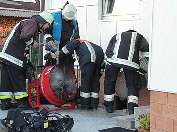 Die Feuerwehr sorgte für die Entlüftung des Hauses. Foto: Jürgen Gärtner