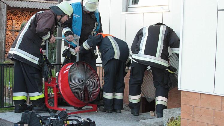 Die Feuerwehr sorgte für die Entlüftung des Hauses. Foto: Jürgen Gärtner