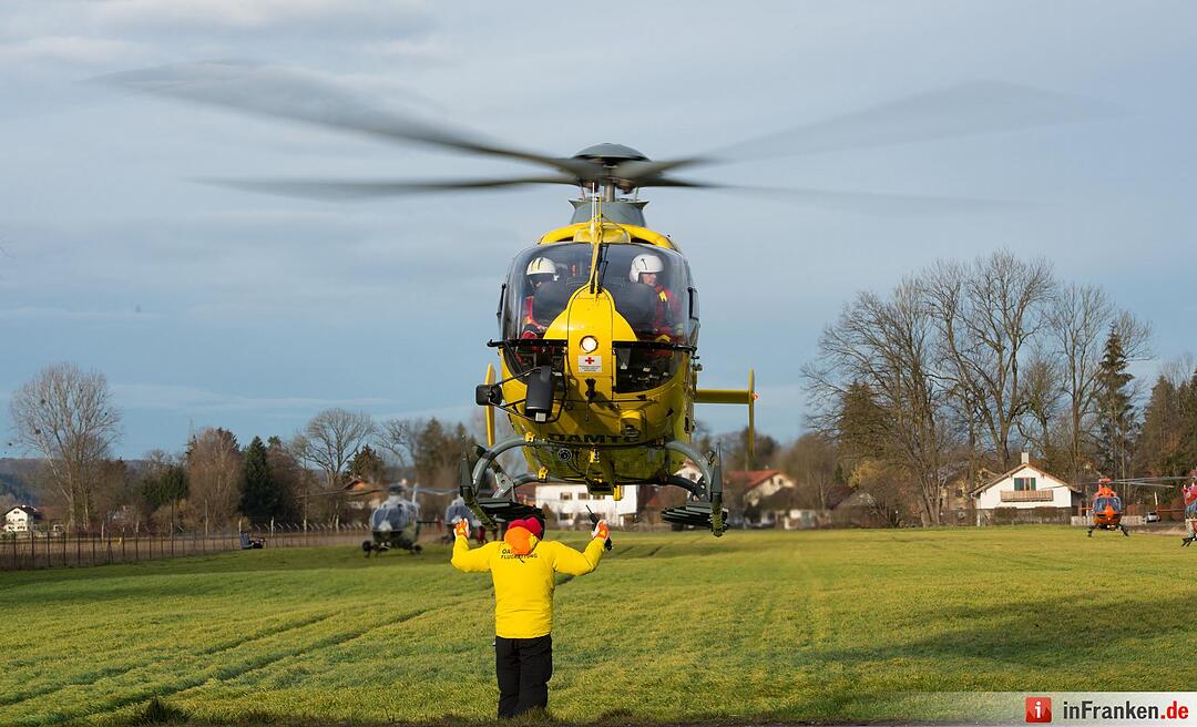 in Rettungshubschrauber startet am 09.02.2016 nahe der Unfallstelle eines Zugunglücks in der Nähe von Bad Aibling. Bei einem schwerem Zugunglück in Oberbayern sind mehrere Menschen ums Leben gekommen.