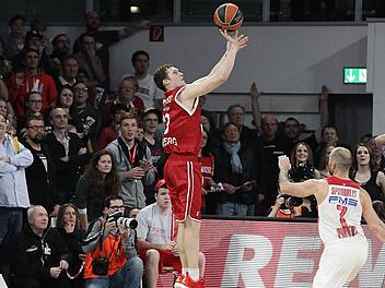 Janis Strelnieks war mit diesem Dreier kurz vor Schluss der Matchwinner für die Brose Baskets. Olympiakos-Star Vassilis Spanoulis (r.) kommt einen Schritt zu spät und kann den Wurf des Letten nicht verhindern. Fotos: sportpress