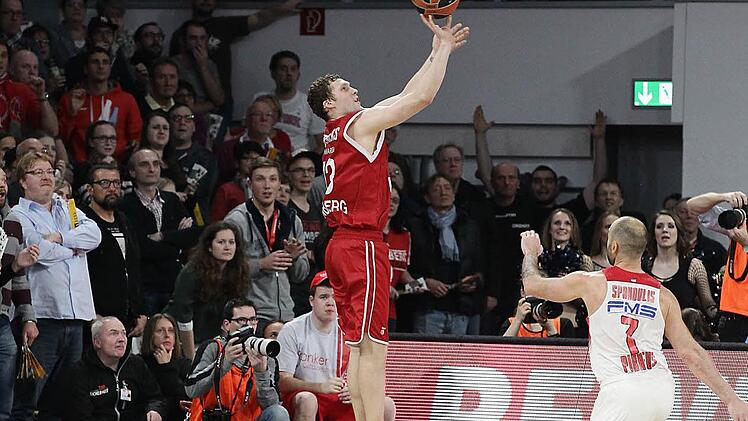 Janis Strelnieks war mit diesem Dreier kurz vor Schluss der Matchwinner für die Brose Baskets. Olympiakos-Star Vassilis Spanoulis (r.) kommt einen Schritt zu spät und kann den Wurf des Letten nicht verhindern. Fotos: sportpress
