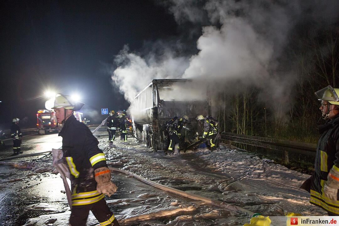 Reisebus auf der A3 ausgebrannt