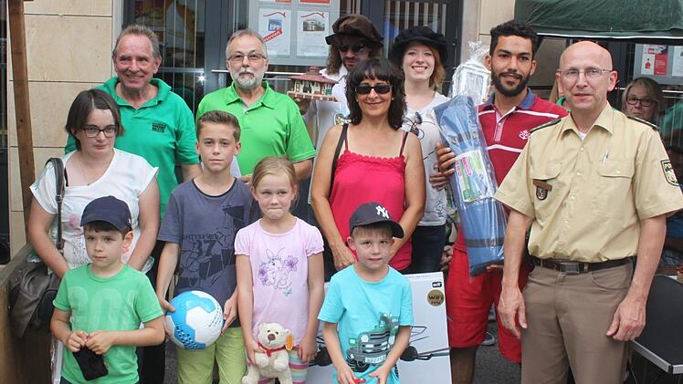 116 Personen beteiligten sich am Verkehrsquiz der Verkehrswacht und der Polizei sowie viele Kinder. Diejenigen, die alle Fragen richtig beantworteten, wurden mit Sachpreisen belohnt. Hier einige der Gewinner. Foto: Matthias Einwag
