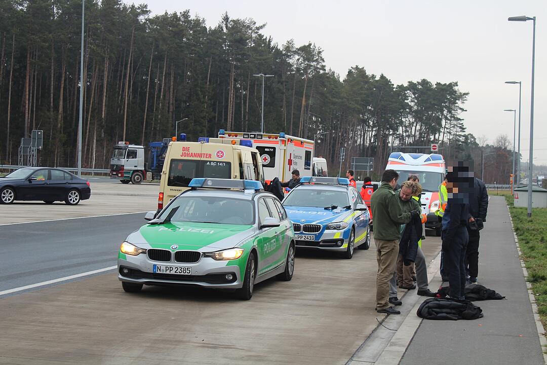 Auf der A6 im Kreis Ansbach sind sechs Flüchtlinge in einem Lkw entdeckt worden. Die Männer hatten möglicherweise mehrere Tage kein Essen oder Trinken.