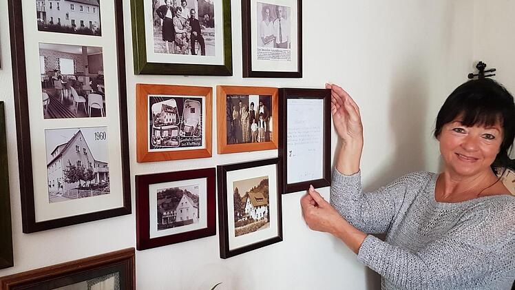 Gabi Aumüller blickt immer mit einer gewissen Rührung auf ein ganz bestimmtes Bild an der Wand im neuen Gastraum: Es ist der gerahmte Schulaufsatz ihrer Tochter Sandra , den sie am 20. Juni 1983 als Sieben- oder Achtjährige noch in der Grundschule mit sauberer Schrift schrieb:  "Wenn ich groß bin, werde ich Wirtin..."Brigitte Krause
