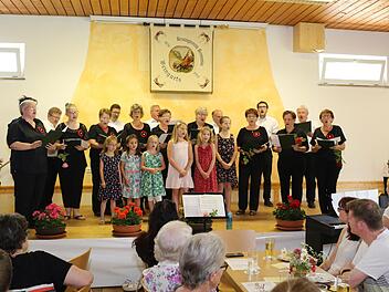 Die Sängerinnen und Sänger aus Weingarts beim Konzert der Germania Galster