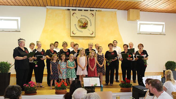 Die Sängerinnen und Sänger aus Weingarts beim Konzert der Germania Galster
