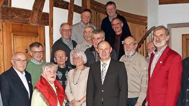 Der Obst- und Gartenpflegeverein Baunach ehrte treue Mitglieder. Das Bild zeigt von links (erste Reihe) Dritten Bürgermeister Tobias Roppelt, Altbürgermeister Georg Wild, Peter Weinkauf, Erika Neumann, Siegfried Horn, Hildegard Andretzki, Robert Göller, Vorsitzenden Reimund Viering, Werner Reh, Hubert Dietz, Wilhelm Scholz und Vitus Beck sowie (zweite Reihe) Ludwig Eichler, Robert Alenikow, Gerhard Langbein, Alfred Zweier und Bernhard Zillig. Foto: privat