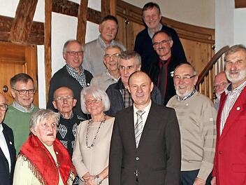 Der Obst- und Gartenpflegeverein Baunach ehrte treue Mitglieder. Das Bild zeigt von links (erste Reihe) Dritten Bürgermeister Tobias Roppelt, Altbürgermeister Georg Wild, Peter Weinkauf, Erika Neumann, Siegfried Horn, Hildegard Andretzki, Robert Göller, Vorsitzenden Reimund Viering, Werner Reh, Hubert Dietz, Wilhelm Scholz und Vitus Beck sowie (zweite Reihe) Ludwig Eichler, Robert Alenikow, Gerhard Langbein, Alfred Zweier und Bernhard Zillig. Foto: privat