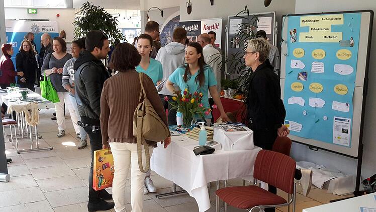 Informationen aus erster Hand gab es für die Besucher beim "Tag der Ausbildung" in der Georgi-Kurhalle. Im persönlichen Gespräch eröffnete sich für die Interessenten so manche neue Perspektive im Hinblick auf das Berufsleben.Rolf Pralle