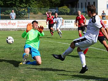 Bernd Unger (gr&uuml;nes Trikot) im Spiel des TSV Windheim gegen den TSV Steinberg in der Saison 2018/19. Foto: Heinrich Wei&szlig;, Archiv