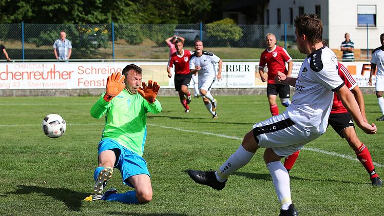 Bernd Unger (gr&uuml;nes Trikot) im Spiel des TSV Windheim gegen den TSV Steinberg in der Saison 2018/19. Foto: Heinrich Wei&szlig;, Archiv