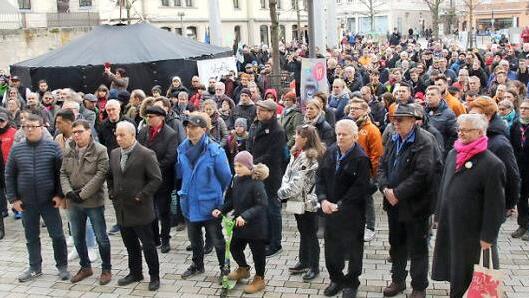 Auf große Resonanz stieß die Mahnwache, zu der keine 24 Stunden vorher aufgerufen worden war.