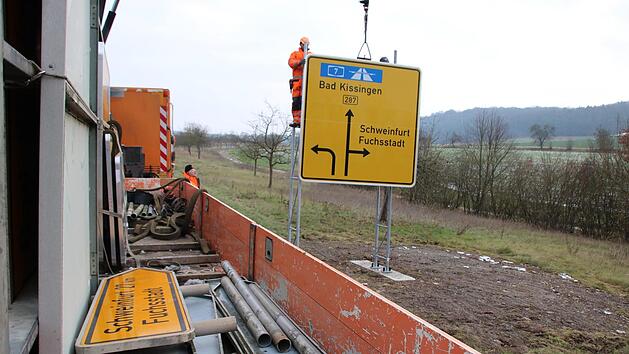 Entlang der B 287 wurden im Auftrag des Staatlichen Bauamtes Schilder erneuert. Fotos: Ralf Ruppert