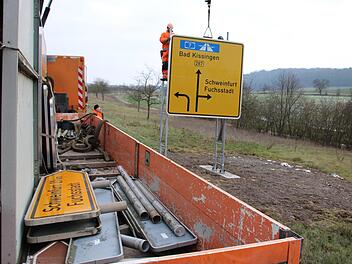 Entlang der B 287 wurden im Auftrag des Staatlichen Bauamtes Schilder erneuert. Fotos: Ralf Ruppert