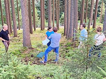 Den Stadtwald „Hohe Gretel“ besichtigten (v. l.) Ralf Stöcker, Katharina Flügel, Thorsten Grundei, Jens Korn und Diana Schütz.
