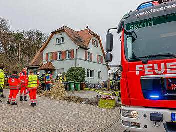 Feuer im Erdgeschoss ausgebrochen: Nachbar rettet Bewohner mit der eigenen Leiter aus dem Brandhaus