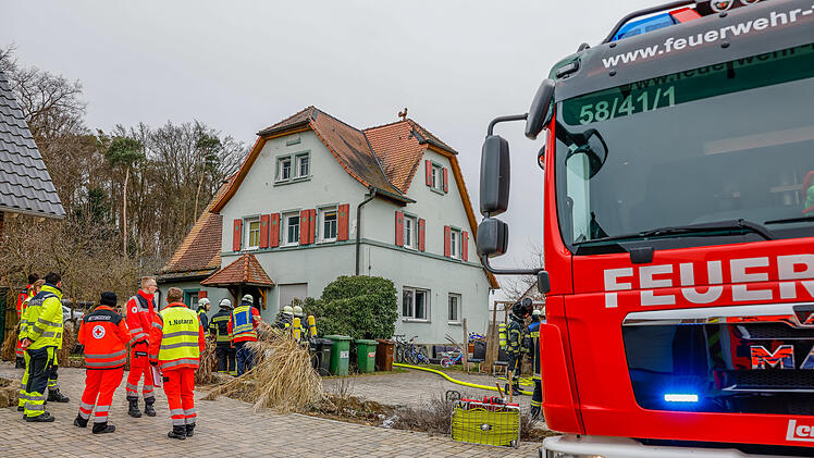 Feuer im Erdgeschoss ausgebrochen: Nachbar rettet Bewohner mit der eigenen Leiter aus dem Brandhaus