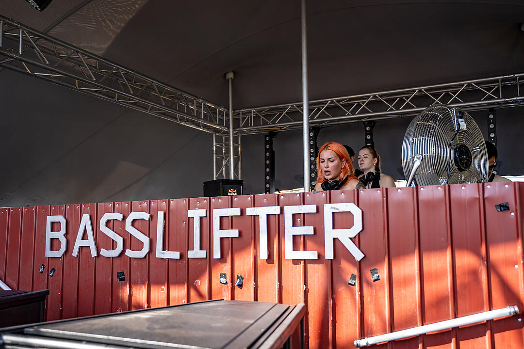 Techno-Musik direkt am Hafenbecken zwischen Kränen und Containern!
