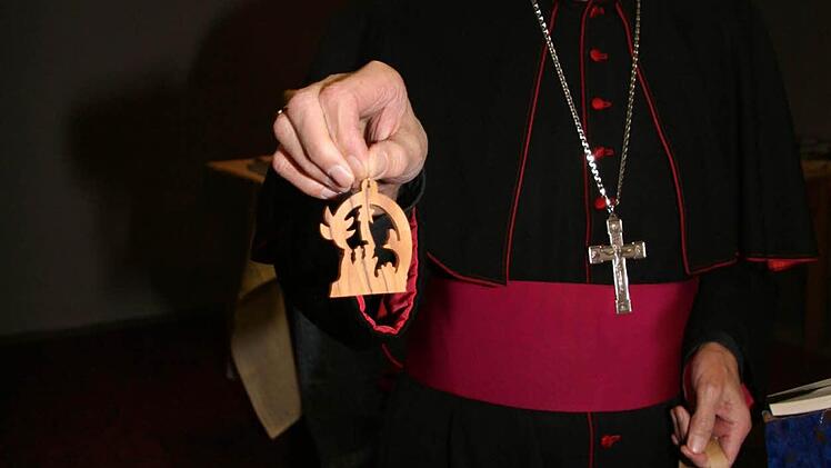 Der Erzbischof hatte für jeden Gefangenen einen kleinen Anhänger aus Bethlehem: Im Zentrum stehen Jesus und Maria.