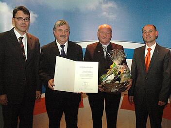 Heinrich Rottenberg (Mitte) schied nach 33 Jahren aus der Führung der Raiffeisen-Volksbank Ebern aus. Bei der Verabschiedung von links Bernhard Fledering, Aufsichtsratsvorsitzender Herbert Stang, Vorstand Direktor Norbert Knorr und Vorstandssprecher Direktor Christian Senff. Foto: Gerhard Schmidt