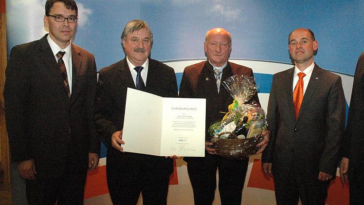 Heinrich Rottenberg (Mitte) schied nach 33 Jahren aus der Führung der Raiffeisen-Volksbank Ebern aus. Bei der Verabschiedung von links Bernhard Fledering, Aufsichtsratsvorsitzender Herbert Stang, Vorstand Direktor Norbert Knorr und Vorstandssprecher Direktor Christian Senff. Foto: Gerhard Schmidt