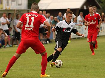 Der Sander Lucas Wirth (Mitte) versetzt hier Florian Eichinger und erzielt kurz vor Schluss auch das erlösende 3:1 für die Sander.  Fotos: Günther Geiling