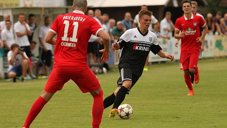 Der Sander Lucas Wirth (Mitte) versetzt hier Florian Eichinger und erzielt kurz vor Schluss auch das erlösende 3:1 für die Sander.  Fotos: Günther Geiling