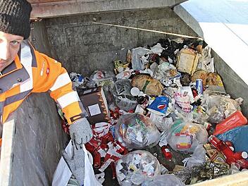 Entsetzt ist Mario Winkelmann, Mitarbeiter des städtischen Bauhofs, über die illegale Entsorgung von Hausmüll am Friedhof in Ebern. In diesem Container sollten nur Grababfälle eingeworfen werden  Foto: Helmut Will