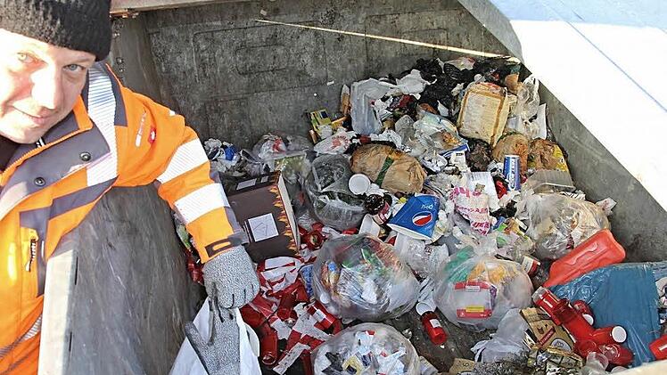 Entsetzt ist Mario Winkelmann, Mitarbeiter des städtischen Bauhofs, über die illegale Entsorgung von Hausmüll am Friedhof in Ebern. In diesem Container sollten nur Grababfälle eingeworfen werden  Foto: Helmut Will