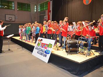 Im Mai beim Jahreskonzert begeisterten die Sänger und Musiker von "Brasskids" unter der Leitung von Marco Plitzner bei ihrem ersten großen Auftritt in der Leßbachtalhalle.  Foto: Karl-Heinz Hofmann