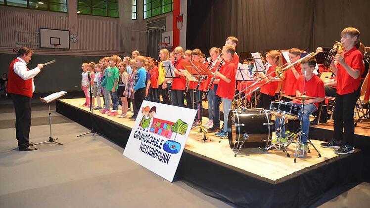 Im Mai beim Jahreskonzert begeisterten die Sänger und Musiker von "Brasskids" unter der Leitung von Marco Plitzner bei ihrem ersten großen Auftritt in der Leßbachtalhalle.  Foto: Karl-Heinz Hofmann