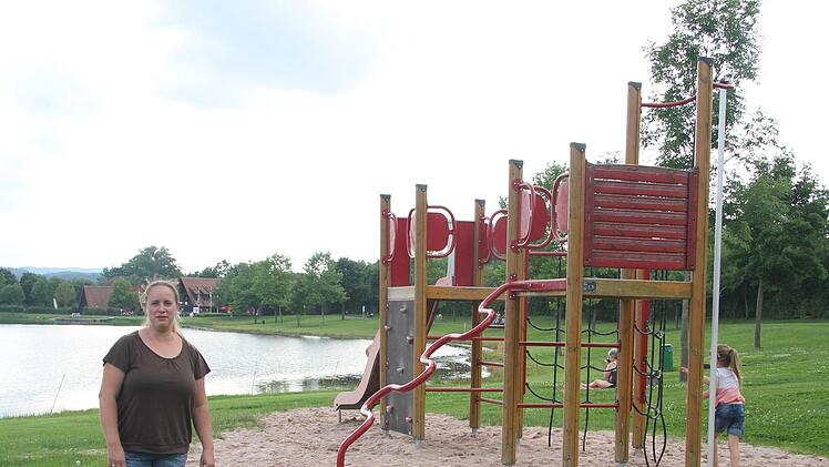 Alexandra Kögel ist mit ihrer Tochter Helena am Baggersee. Sie ist positiv überrascht, wie gepflegt das Naherholungsgebiet ist.