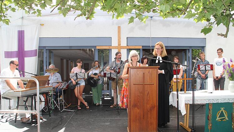 Der Familiengottesdienst des Gemeindefestes fand unter den Platanen statt.gst