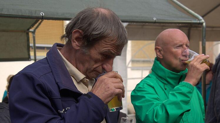 Auf reges Interesse stieß die Verkostung von fünf Bieren aus dem Rodachtal, die Biersommelier Markus Raupach auf Einladung der Initiative Rodachtal am Samstag beim Brauhausfest in Unterelldorf anbot. Viele Probanden folgten wie diese zwei Männer dem Rat des Bambergers, das Bier erst zu fühlen und zu riechen, um es erst dann zu schmecken.  Foto: Bettina Knauth